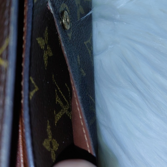 Louis Vuitton Signature Monogram Sarah Wallet - Picture 5 of 16